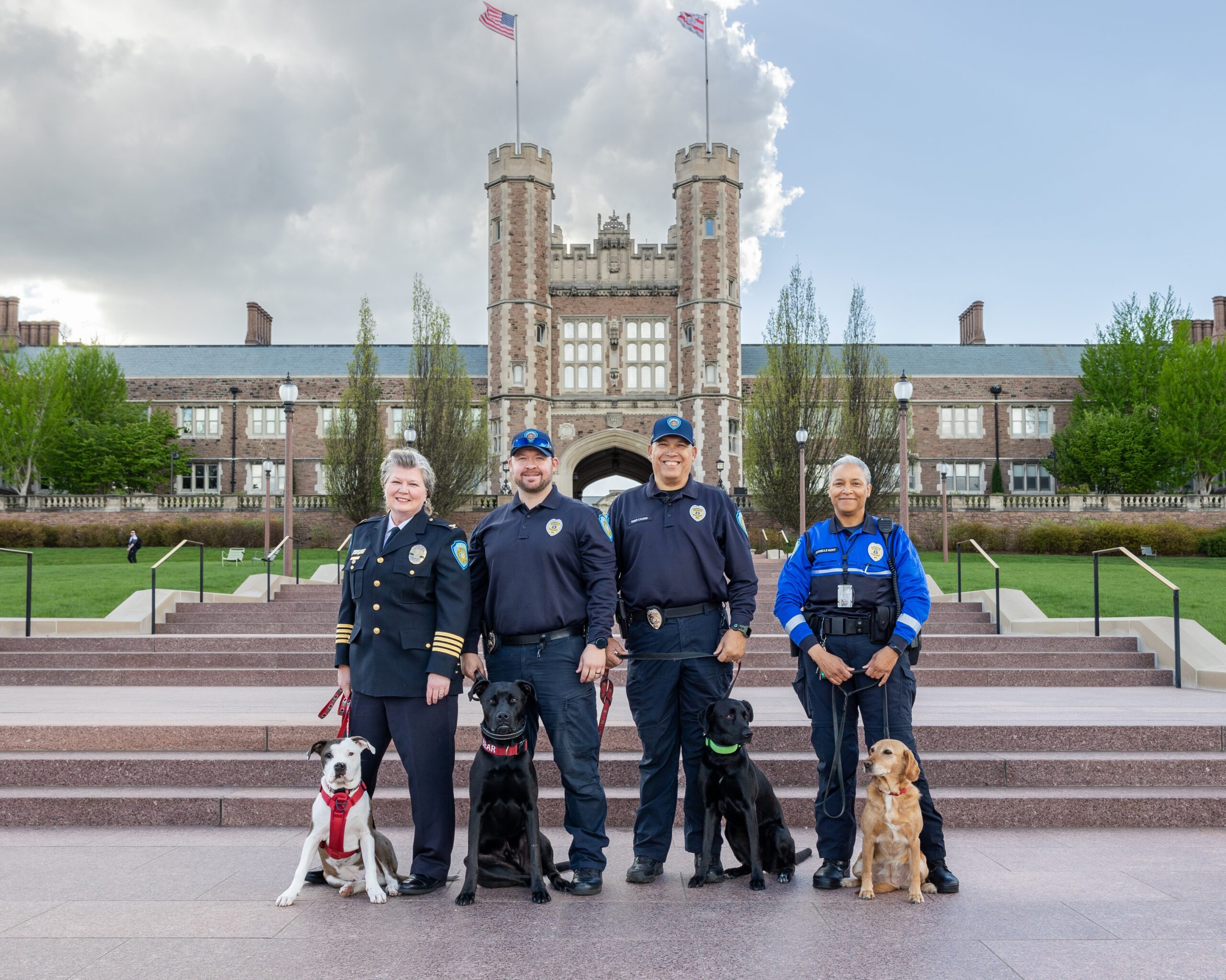  WashU PD and comfort dogs at Brookings Steps